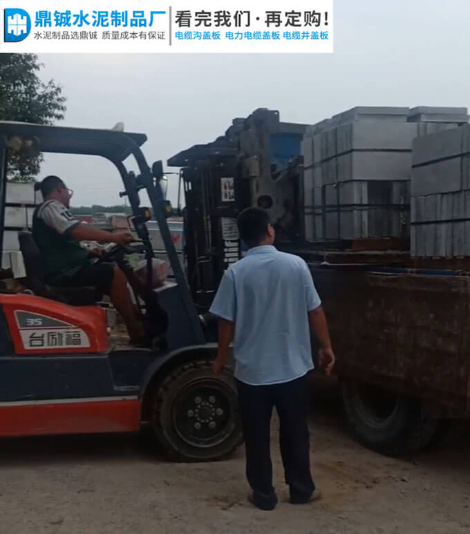肇庆广宁市政道路工程水泥沟盖板定制案例图片-3