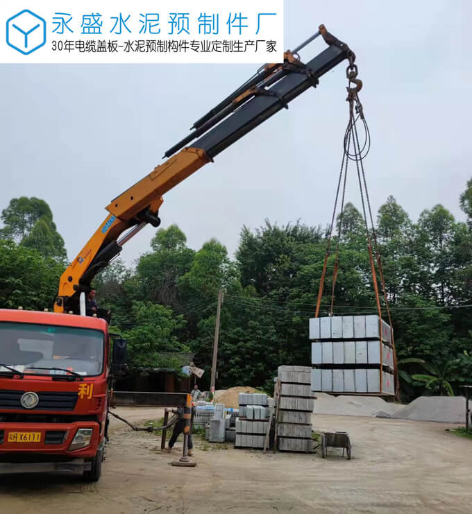 肇庆大沙镇金沙广场电力工程定制镀锌电缆沟井盖板案例图片-3